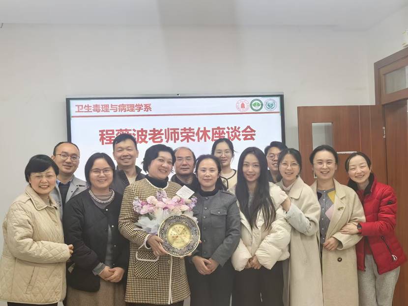 一群人站在一起合影

AI 生成的内容可能不正确。